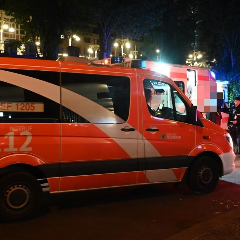 Rettungswagen und Polizei stehen vor dem Club: Eine 18-Jährige wurde ins Krankenhaus gebracht.