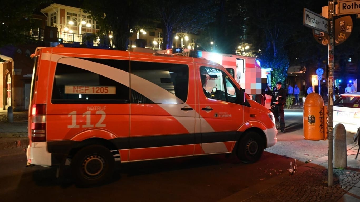 Rettungswagen und Polizei stehen vor dem Club: Eine 18-Jährige wurde ins Krankenhaus gebracht.