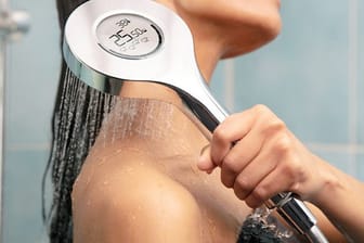 Die Ingenieure der Firma Amphiro, die diesen Duschkopf entwickelt haben, haben in Studien nachgewiesen, dass Menschen kürzer duschen und im Durchschnitt 22 Prozent Energie sparen, wenn sie sehen, was sie verbrauchen.