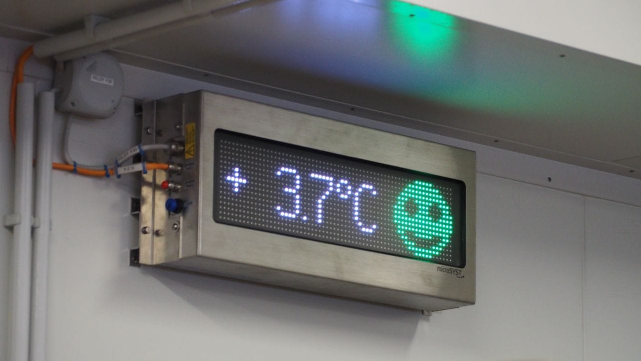 Ein Thermometer im Kühlhaus eines Unternehmens zeigt die Temperatur neben einem Smiley an. Ein Thermometer im Kühlhaus eines Unternehmens zeigt die Temperatur neben einem Smiley an.