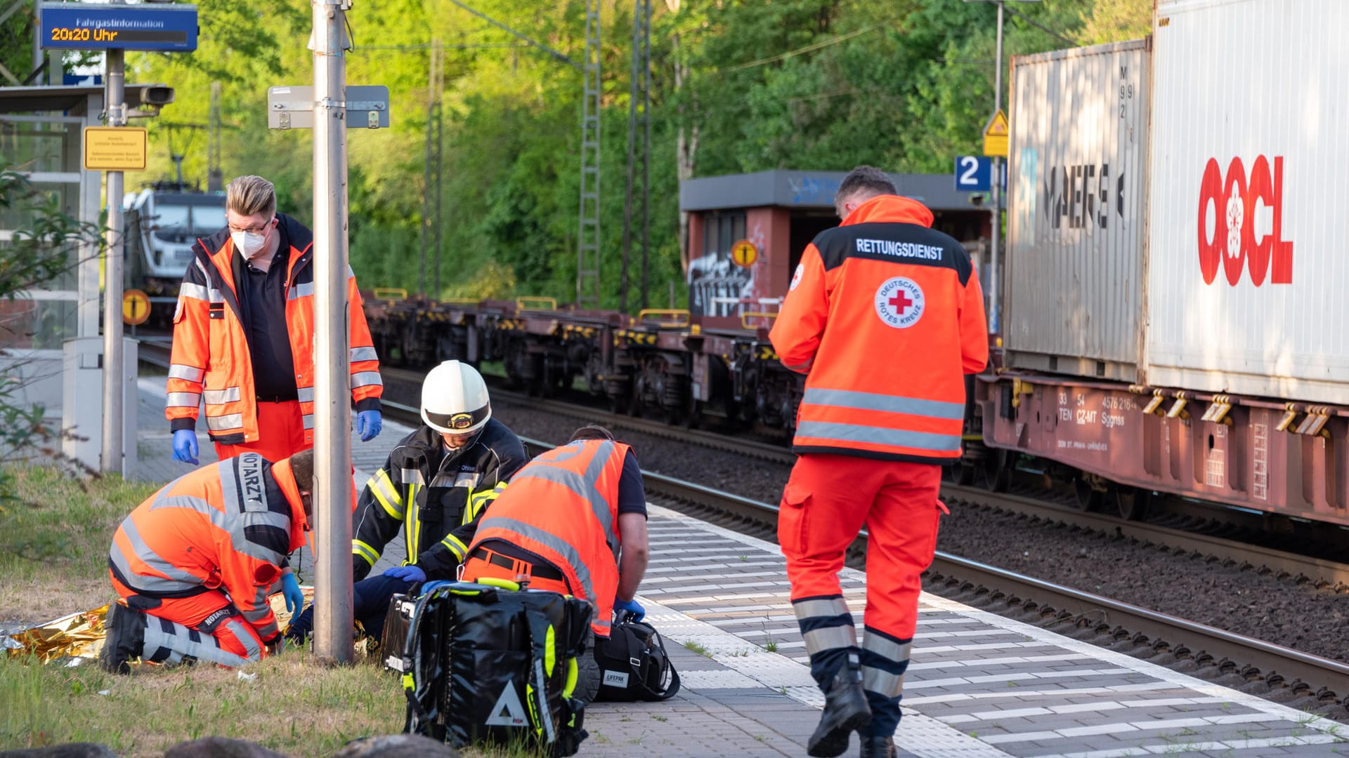 Rettungskräfte versorgen den Mann: Er erlitt schwere Verletzungen am Bein.