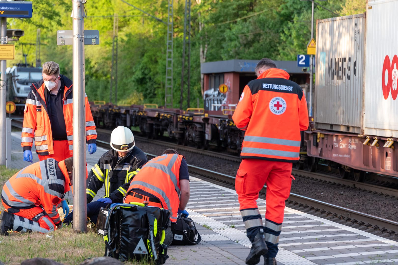 Rettungskräfte versorgen den Mann: Er erlitt schwere Verletzungen am Bein.
