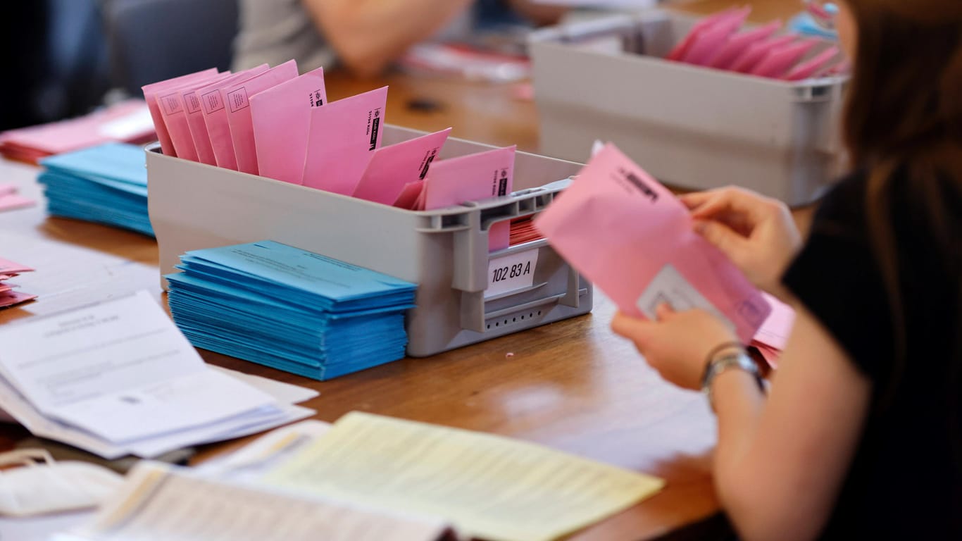 Auszählung der Briefwahlstimmen nach der NRW-Landtagswahl 2022: Anstatt anderen Parteien ihre Stimmen zu geben, wählten viele SPD-Stammwähler gar nicht.