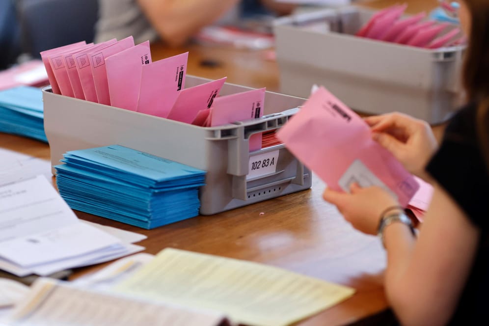 Auszählung der Briefwahlstimmen nach der NRW-Landtagswahl 2022: Anstatt anderen Parteien ihre Stimmen zu geben, wählten viele SPD-Stammwähler gar nicht.