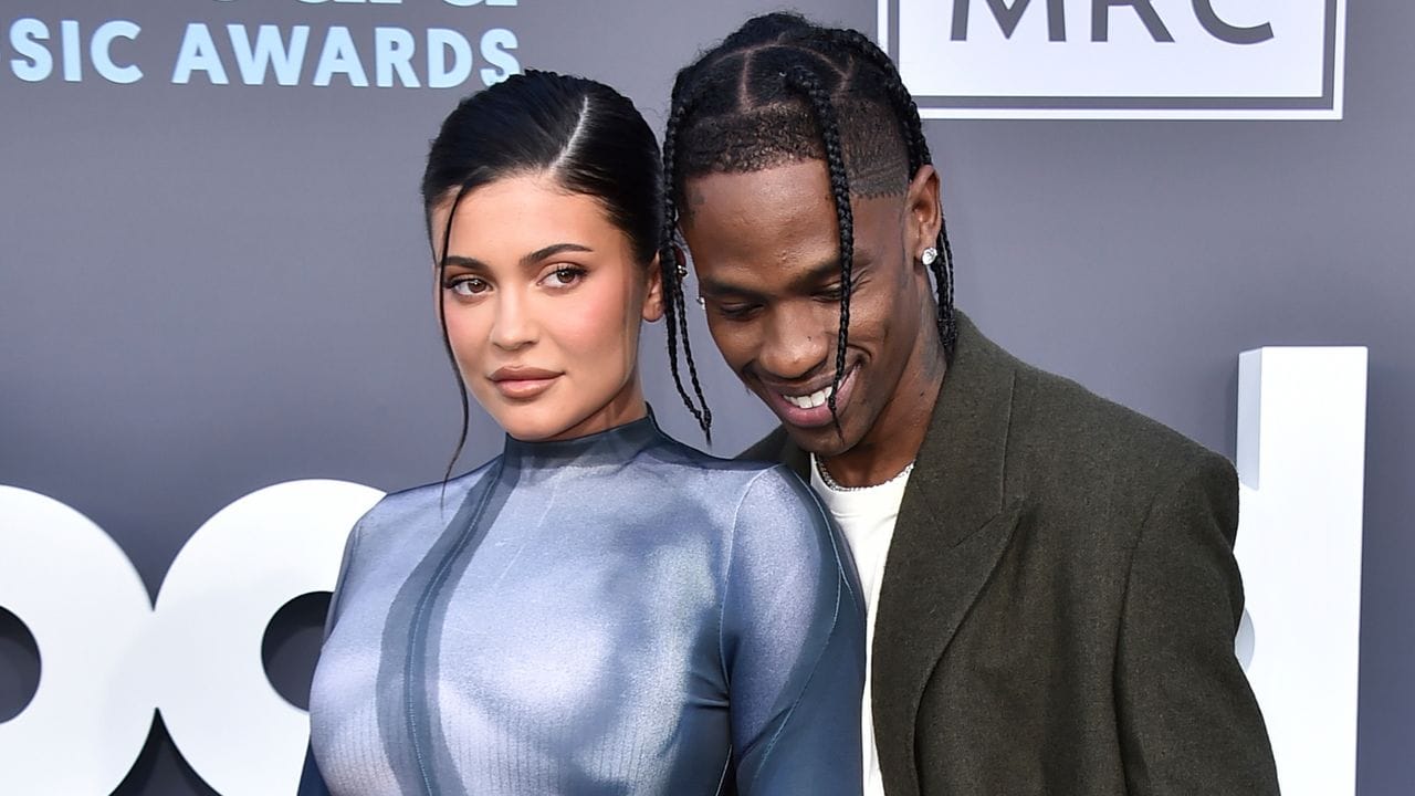 Kylie Jenner (l) und Travis Scott bei den Awards in Las Vegas. Kylie Jenner (l) und Travis Scott bei den Awards in Las Vegas.
