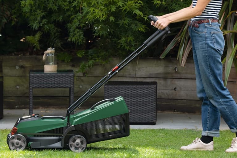 Bei Amazon können Sie sich einen Akku-Rasenmäher und weitere Gartengeräte von Bosch zu Tiefpreisen sichern.