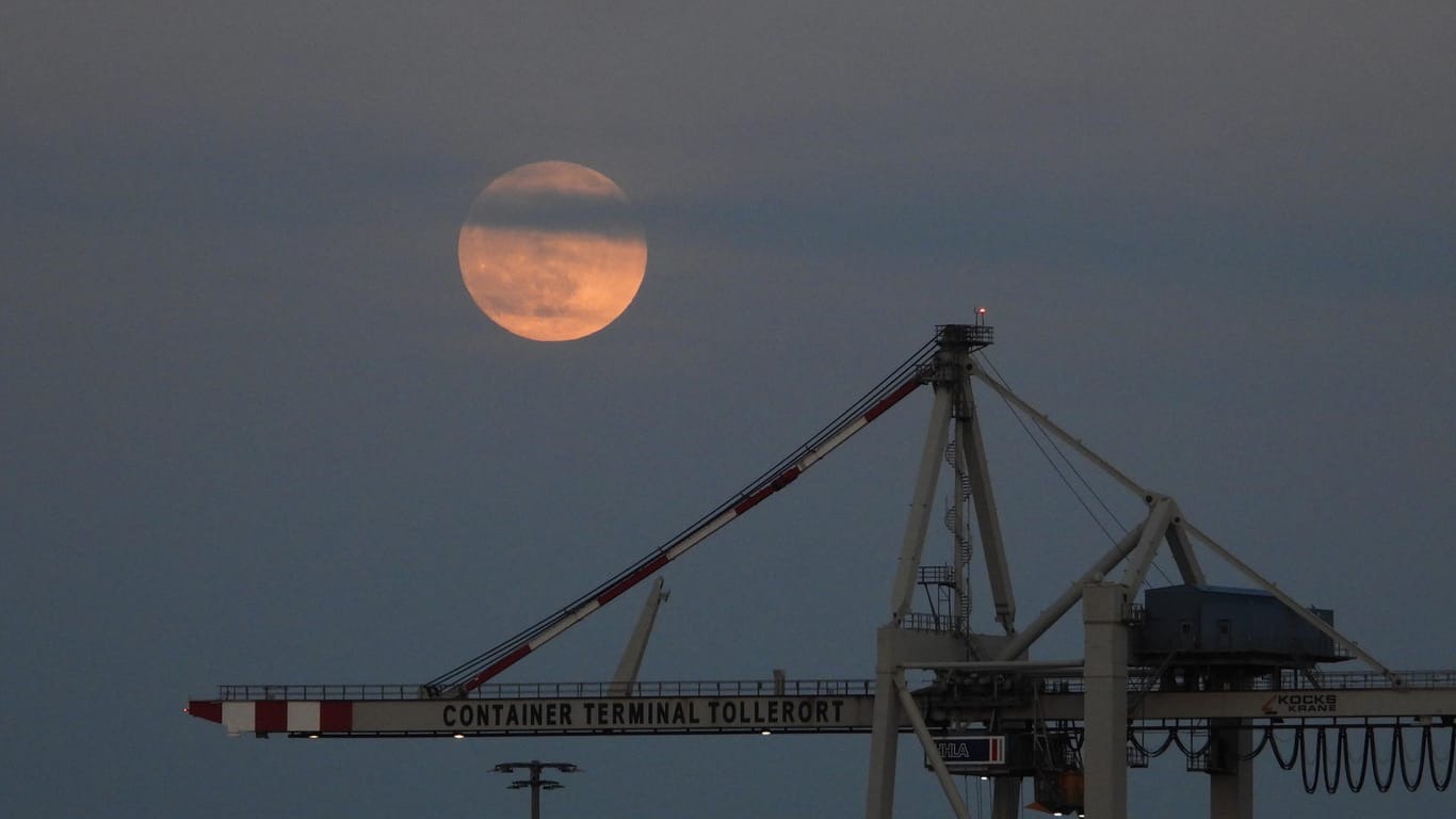 Der Mond über einem Kran in Hamburg.