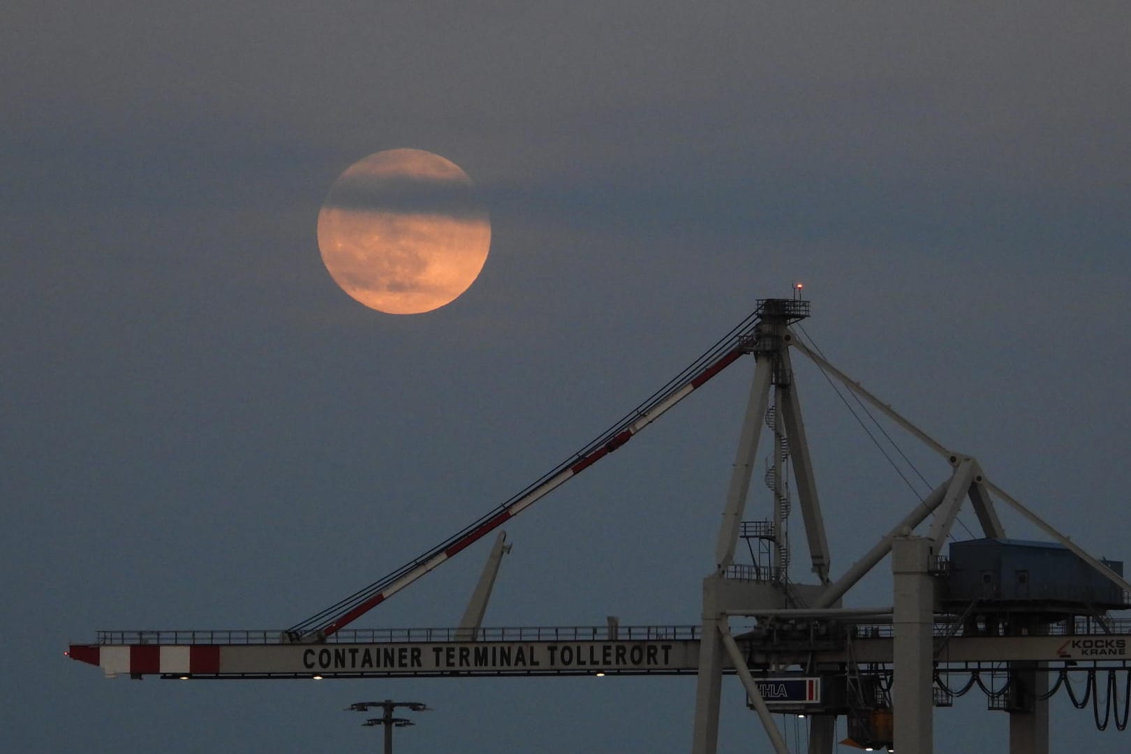 Der Mond über einem Kran in Hamburg.