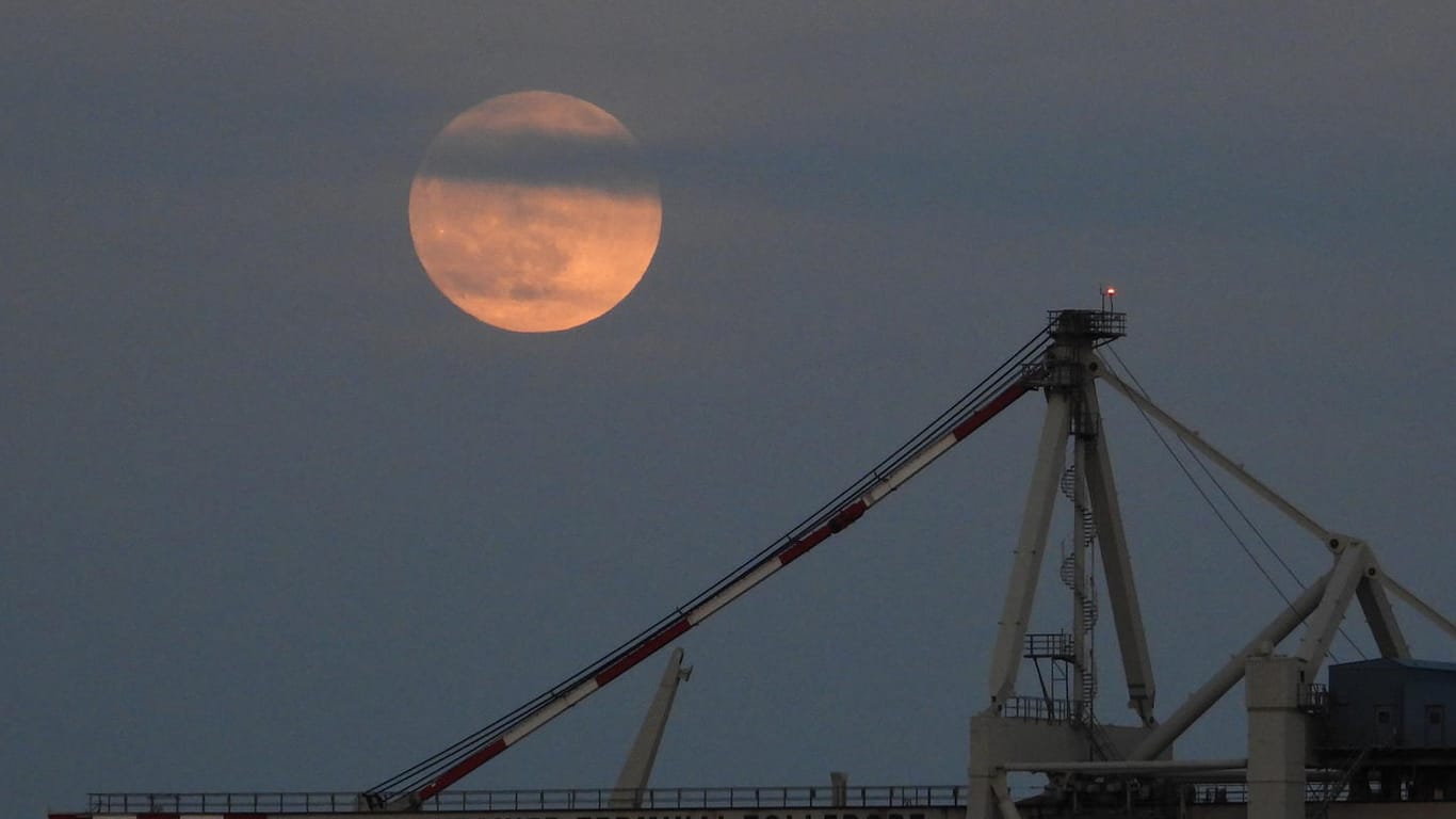 Der Mond über einem Kran in Hamburg.