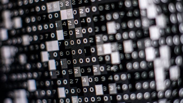 Eine fiktive Hackersoftware verschlüsselt in einer Maske auf dem Bildschirm Daten auf einer Festplatte. Eine fiktive Hackersoftware verschlüsselt in einer Maske auf dem Bildschirm Daten auf einer Festplatte.