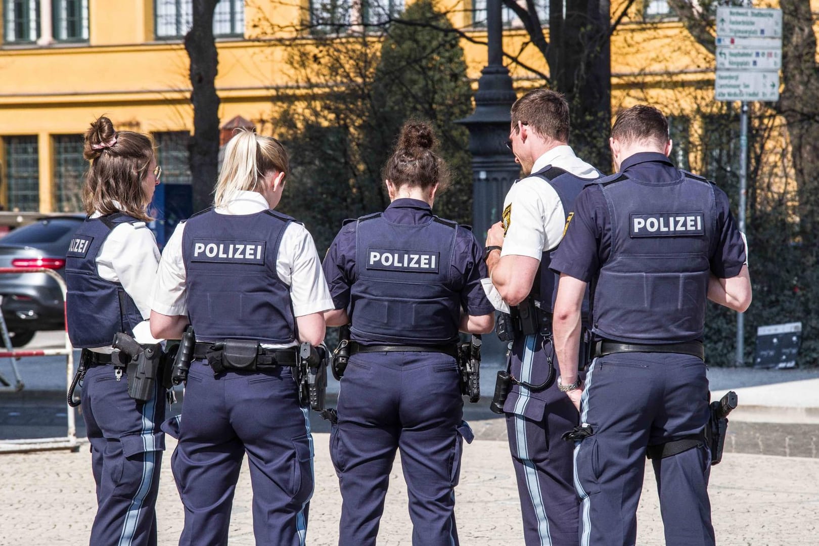 Polizisten im Einsatz in München (Symbolbild): Deutlich mehr Stellen sind nach wie vor von Männern besetzt.