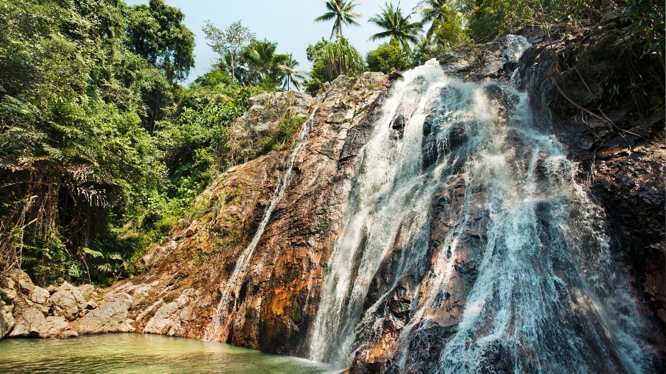 Na Muang Wasserfälle, Thailand: Eine junge Urlauberin ist an den Wasserfällen auf der Urlaubsinsel Koh Samui tödlich verunglückt.