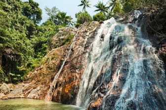 Na Muang Wasserfälle, Thailand: Eine junge Urlauberin ist an den Wasserfällen auf der Urlaubsinsel Koh Samui tödlich verunglückt.