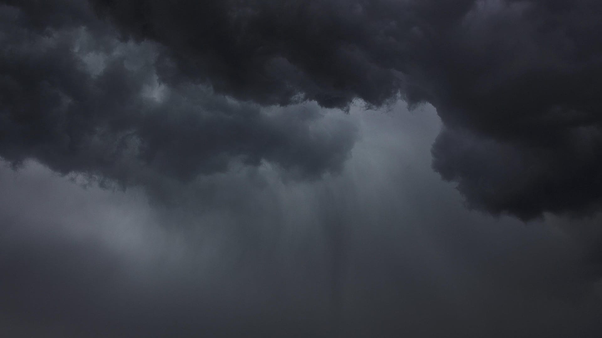 Ein schweres Unwetter auf mit Gewitter und Starkregen (Symbolbild): Der DWD warnt vor Starkregen und Sturmböen in NRW.