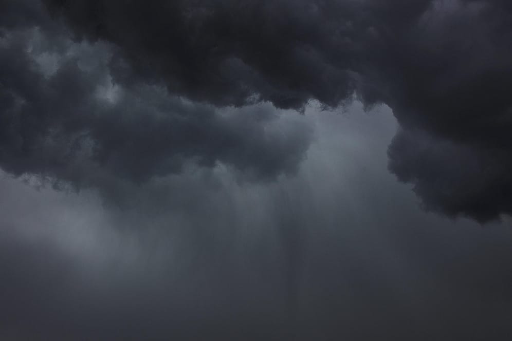 Ein schweres Unwetter auf mit Gewitter und Starkregen (Symbolbild): Der DWD warnt vor Starkregen und Sturmböen in NRW.