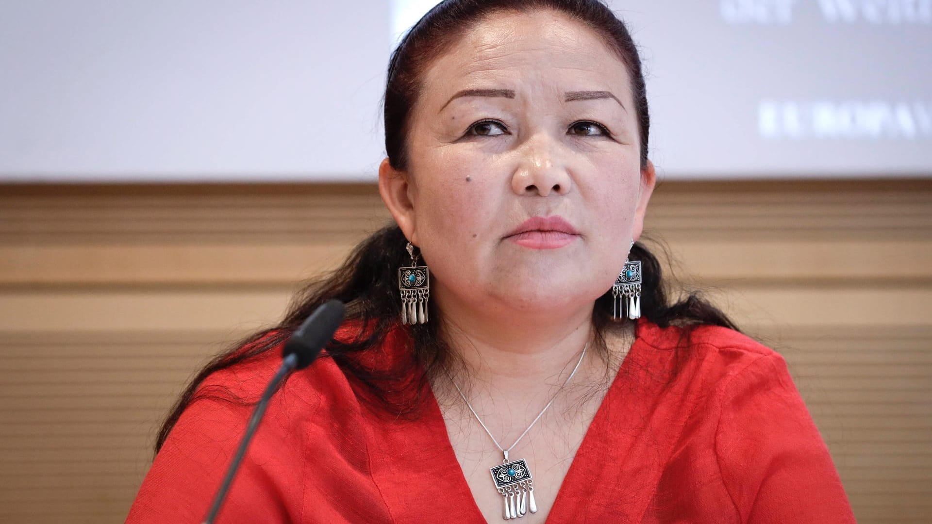 Sayragul Sauytbay bei einem Pressetermin (Archivbild): Die Aktivistin floh mit ihrer Familie aus China.