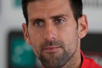 Der serbische Weltranglistenerste Novak Djokovic stellt sich den Fragen der Reporter bei einer Pressekonferenz.