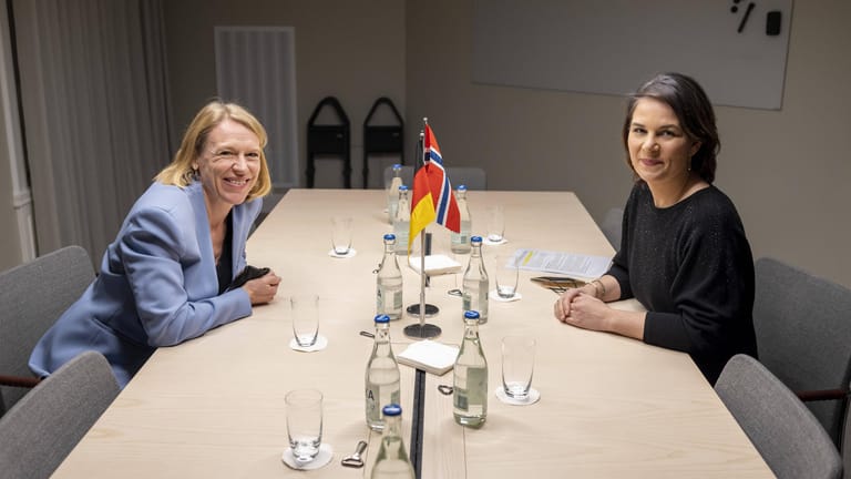 Norwegens Außenministerin Anniken Huitfeld und Deutschlands Außenministerin Annalena Baerbock: Der Nato-Rat entscheidet über eine Aufnahme von weiteren Ländern in das Bündnis.