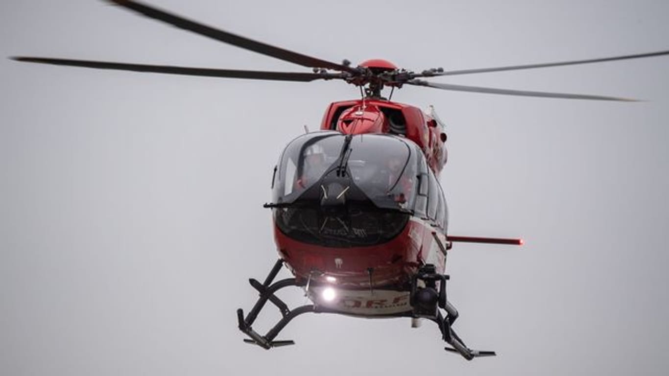 Ein Rettungshubschrauber fliegt über den Flugplatz eines Krankenhauses (Archivbild): Die 4-Jährige wurde auf dem Luftweg in ein Krankenhaus gebracht.