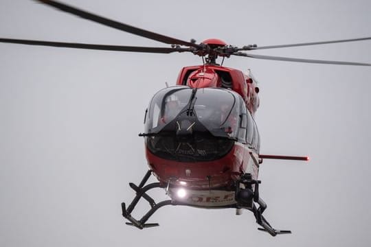 Ein Rettungshubschrauber fliegt über den Flugplatz eines Krankenhauses (Archivbild): Die 4-Jährige wurde auf dem Luftweg in ein Krankenhaus gebracht.