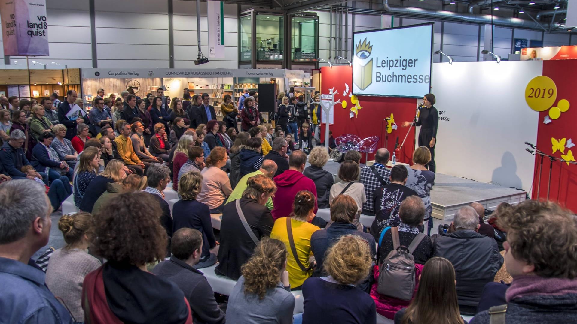 Besucher der Leipziger Buchmesse (Archivbild): 2019 fand die letzte Messe vor der Pandemie statt. Besucher der Leipziger Buchmesse (Archivbild): 2019 fand die letzte Messe vor der Pandemie statt.