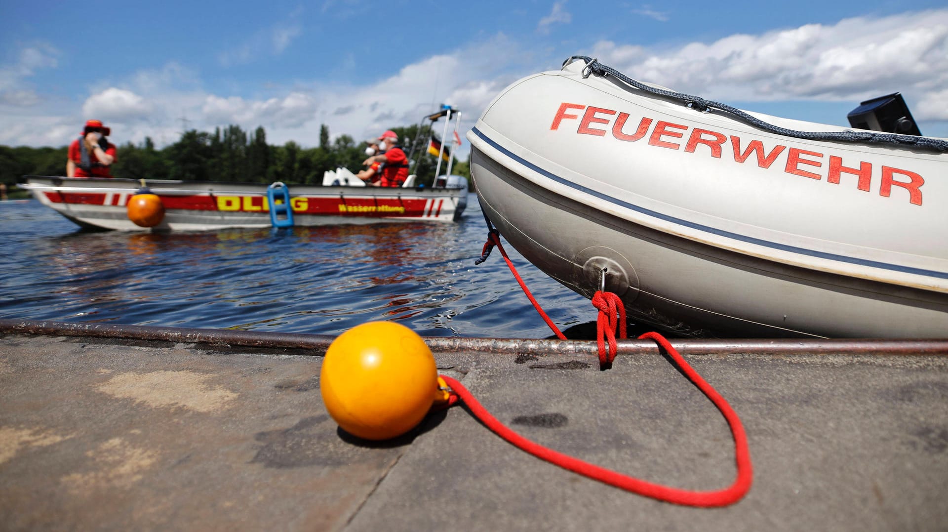 Feuerwehr und DLRG im Einsatz (Symbolbild): Nach etwa zweistündiger Suche konnten Taucher die Leiche eines 43-jährigen Mannes bergen.