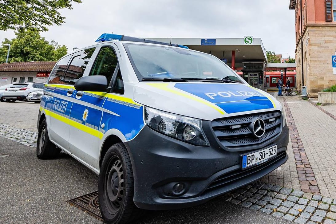 Ein Streifenwagen des Polizeipräsidiums Aalen (Symbolbild): Rund 40 Polizeibeamte waren am Samstag bei einer Massenschlägerei In Backnang im Einsatz.