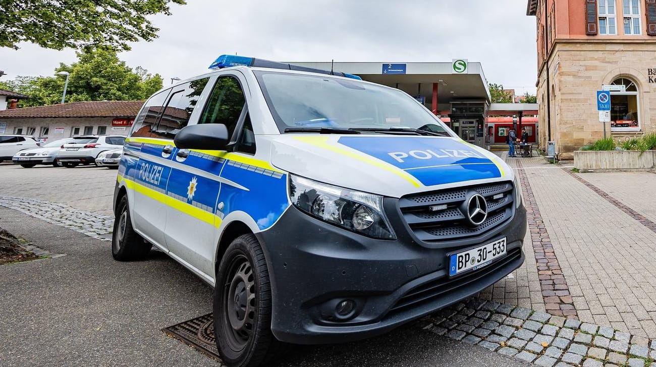 Ein Streifenwagen des Polizeipräsidiums Aalen (Symbolbild): Rund 40 Polizeibeamte waren am Samstag bei einer Massenschlägerei In Backnang im Einsatz.