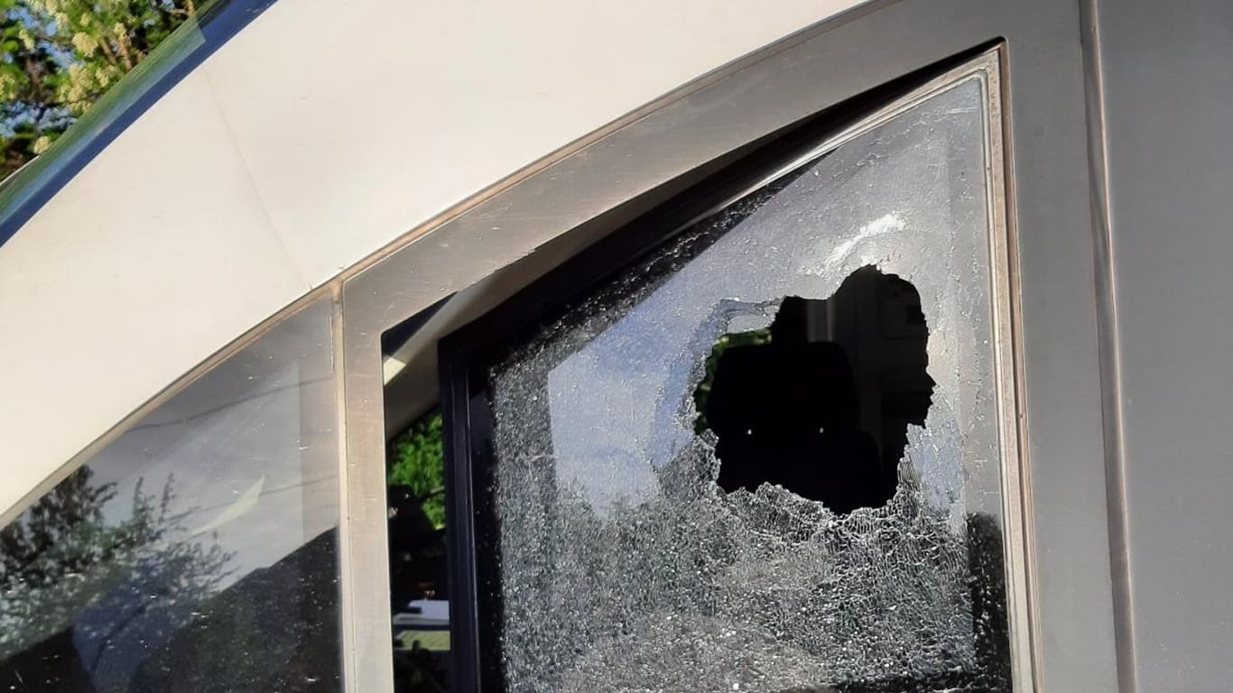 Das zerstörte Fenster: Der Stein landete direkt neben dem Triebfahrzeugführer.