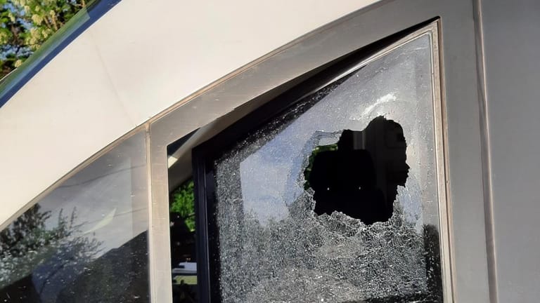 Das zerstörte Fenster: Der Stein landete direkt neben dem Triebfahrzeugführer.
