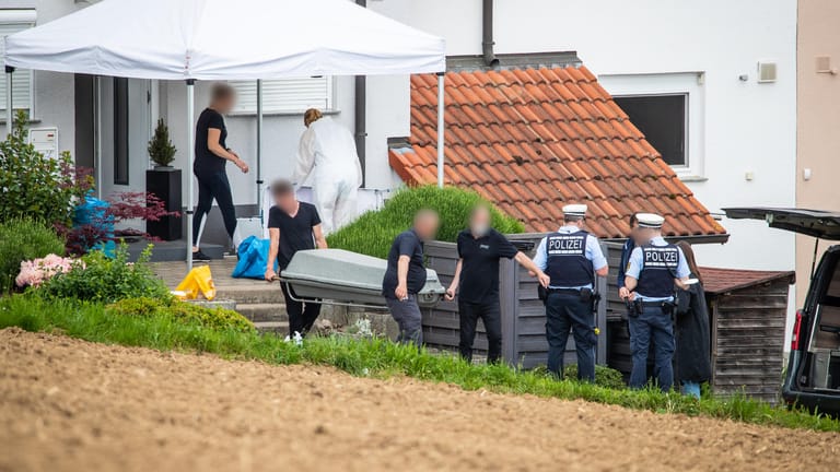 Männer transportieren einen Leichnam in einen Leichenwagen: In einem Haus in Eberdingen bei Ludwigsburg hat ein Mann mutmaßlich seine Frau, seine Tochter und sich selbst getötet.