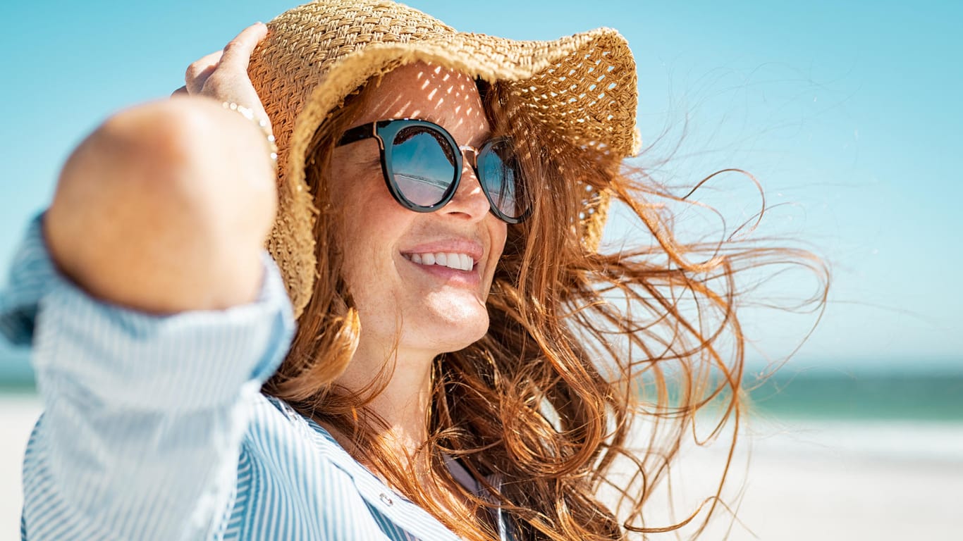 Sonnenschutz: Neben dem Eincremen sind auch ein Hut und eine Sonnenbrille wichtig.