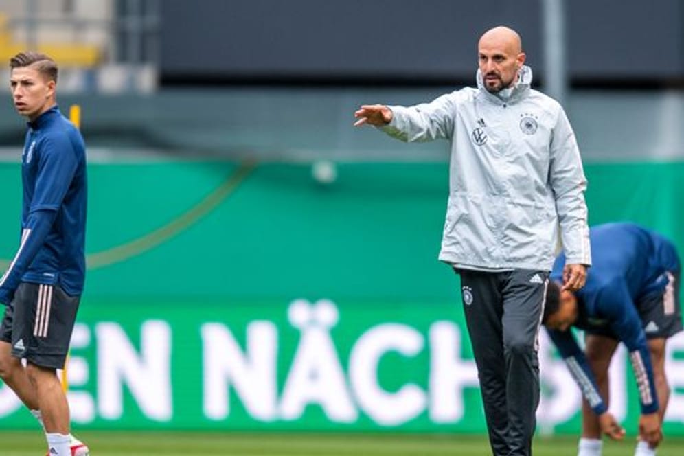 U21-Bundestrainer Antonio Di Salvo gibt im Training Anweisungen.