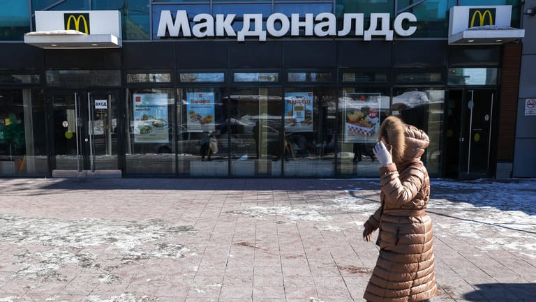 Eine Frau läuft an einer russischen McDonald's-Filiale vorbei (Symbolbild): Der Konzern hat sich dafür entschieden, nicht mehr nach Russland zurückzukehren.