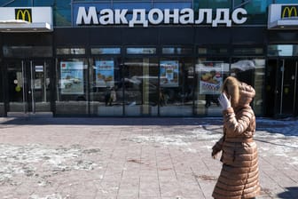 Eine Frau läuft an einer russischen McDonald's-Filiale vorbei (Symbolbild): Der Konzern hat sich dafür entschieden, nicht mehr nach Russland zurückzukehren.