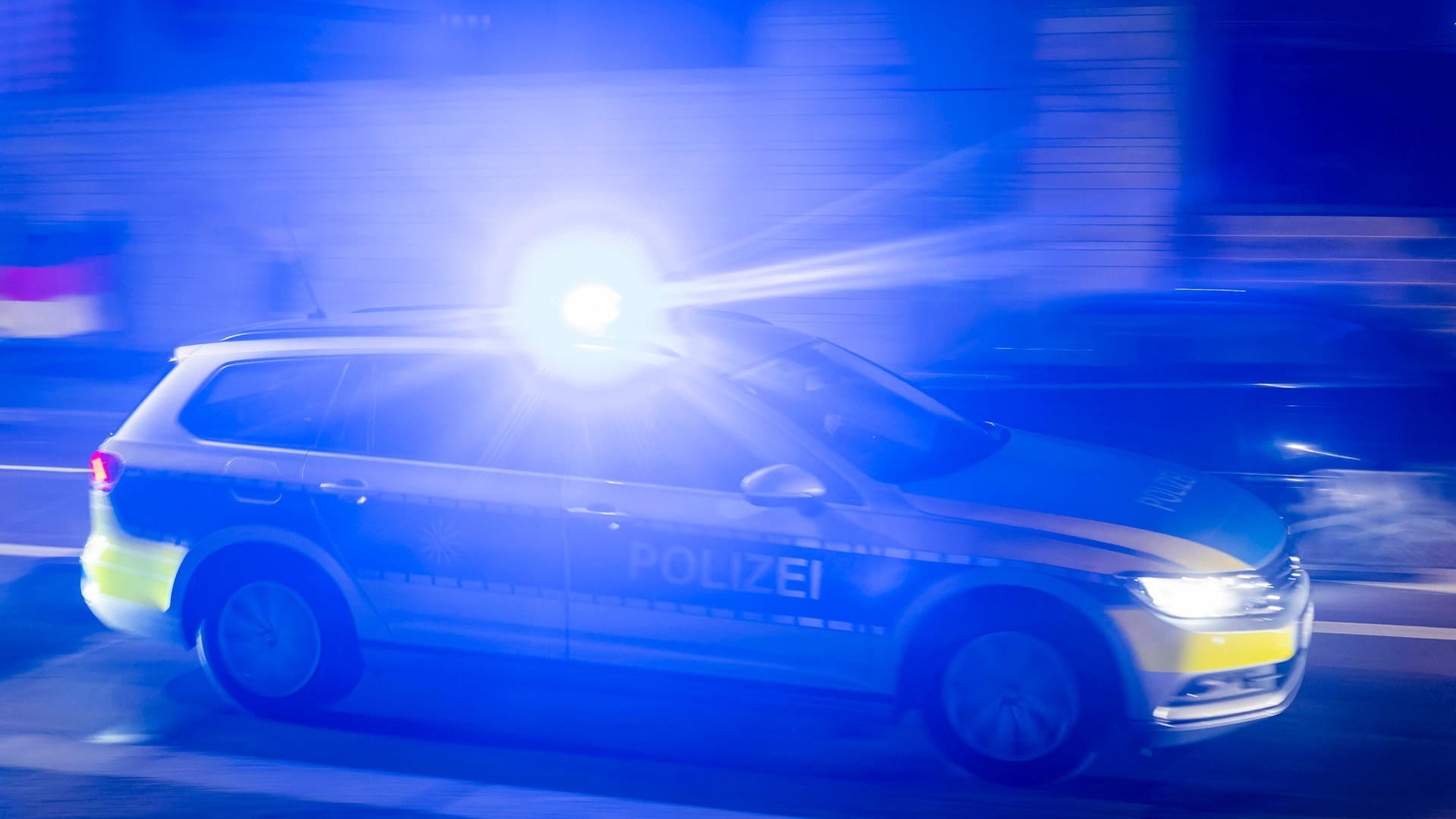 Einsatzwagen der Polizei fährt mit Blaulicht (Symbolbild): Die Polizei ist wegen Lärmbelästigung ausgerückt.