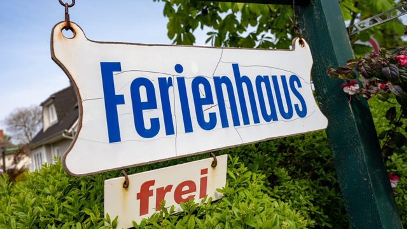 Vor einem Ferienhaus hängt ein Schild mit dem Schriftzug "Ferienhaus Frei": Welche Gäste haben die Inhaber am liebsten?