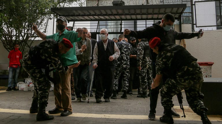 Sicherheitskräfte durchsuchen Bürger vor dem Betreten eines Wahllokals in Beirut, Libanon: Aus einigen Städten wurden gewaltsame Zwischenfälle in Wahllokalen gemeldet.