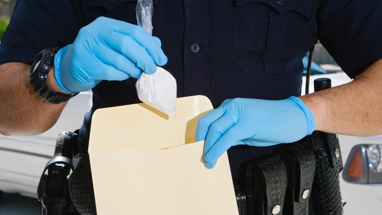 Ein Polizist tütet einen Beutel mit Kokain ein (Symbolbild): Der Drogenbeauftragte nennt die Zahlen "schockierend".