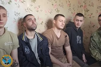 Russische Kriegsgefangene in einem Video des Journalisten Wolodymyr Zolkin: "Vier oder fünf Leute hat er so erschossen."