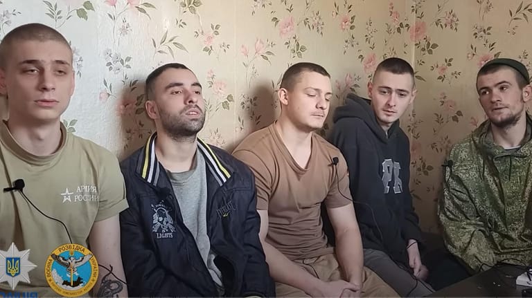 Russische Kriegsgefangene in einem Video des Journalisten Wolodymyr Zolkin: "Vier oder fünf Leute hat er so erschossen."