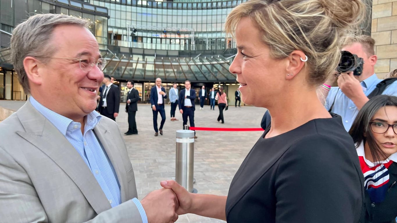 Armin Laschet (CDU) trifft Grünen Wahlsiegerin Mona Neubaur (Archivbild): Schwarz Grün ist nach dem Wahlergebnis wahrscheinlich.