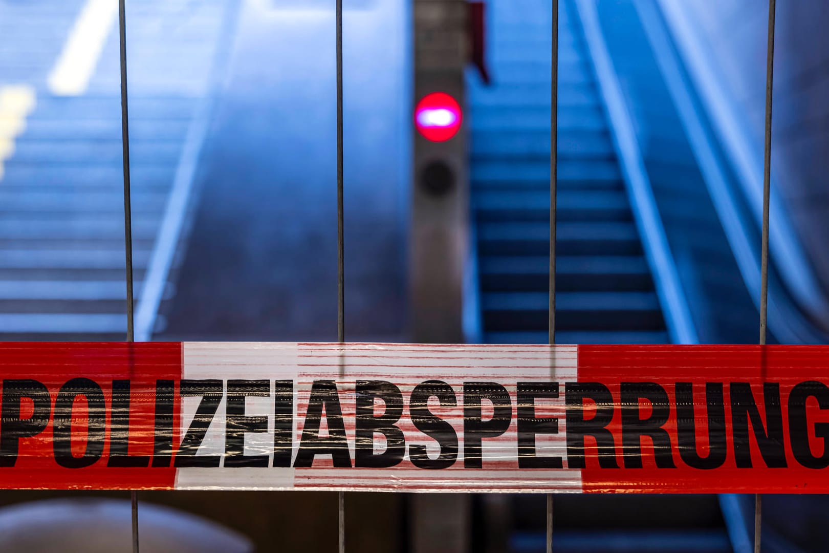 Flatterband am Bahnhof (Symbolbild): Die Fahrgäste wurden vom Rettungsdienst versorgt.