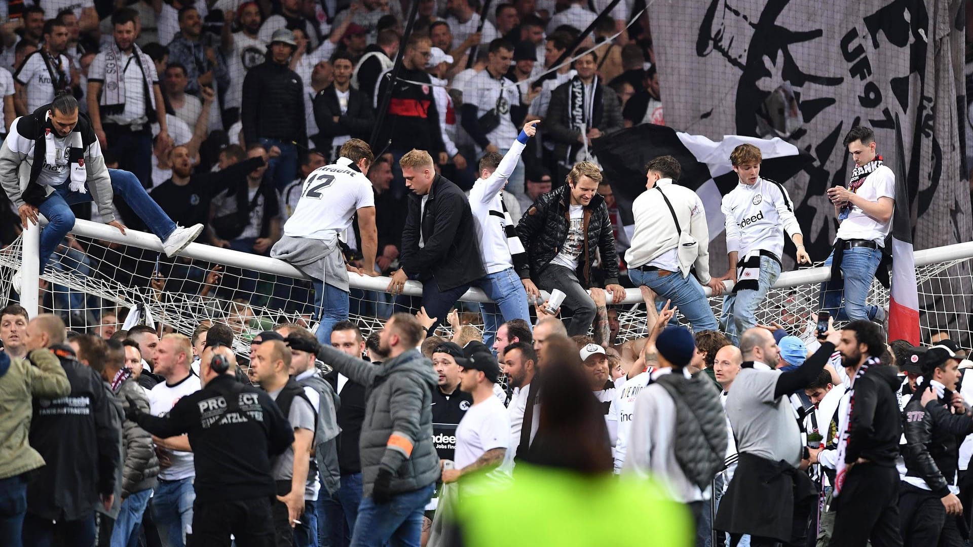 Platzsturm nach dem gewonnenen Halbfinale (Symbolbild): Die Tickets der Frankfurter für das Finale waren schnell ausverkauft. Platzsturm nach dem gewonnenen Halbfinale (Symbolbild): Die Tickets der Frankfurter für das Finale waren schnell ausverkauft.
