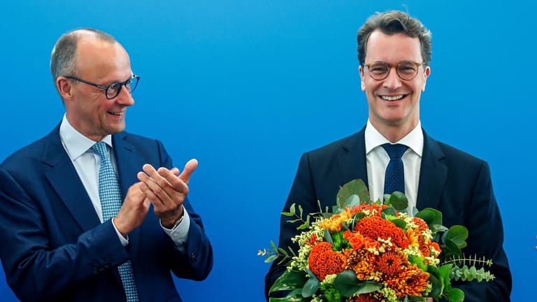 Gute Laune: Wahlsieger Wüst (rechts) mit Parteichef Friedrich Merz.