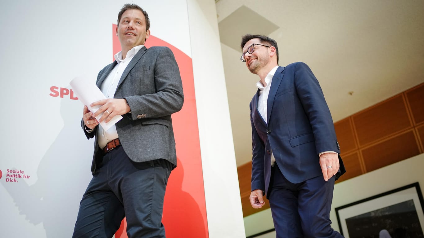 Rhetorische Verrenkungen: Thomas Kutschaty, SPD-Spitzenkandidat in Nordrhein-Westfalen, und Lars Klingbeil, SPD-Chef, am Montag in Berlin.