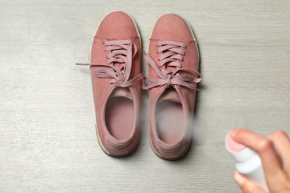 Schuhe desinfizieren: Bakterien können üble Gerüche verursachen.