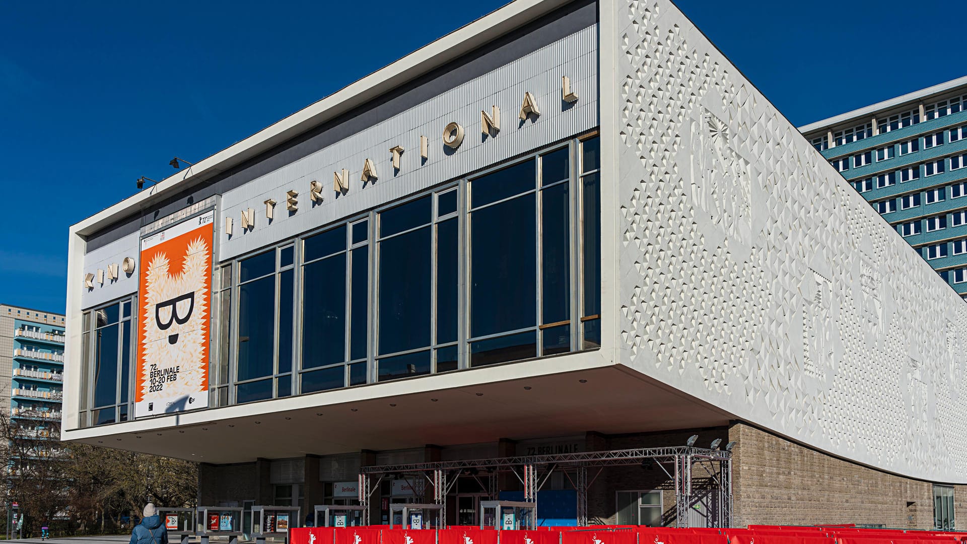 Das Kino International mit Berlinale-Plakat (Symbolbild): Eine Auswahl der diesjährigen Filme schaffte es zu den Open-Air-Events. Das Kino International mit Berlinale-Plakat (Symbolbild): Eine Auswahl der diesjährigen Filme schaffte es zu den Open-Air-Events.