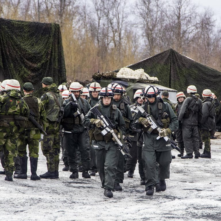 Schwedische Soldaten bei einer Militärübung: Das Land will jetzt der Nato beitreten.