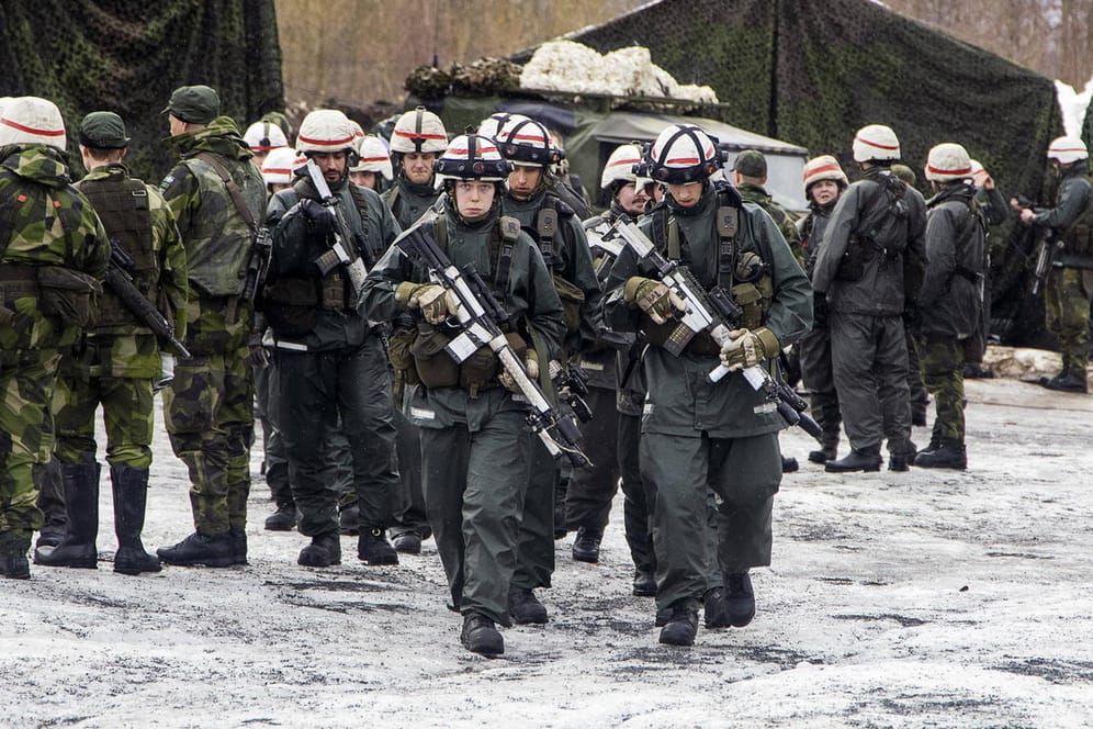 Schwedische Soldaten bei einer Militärübung: Das Land will jetzt der Nato beitreten.